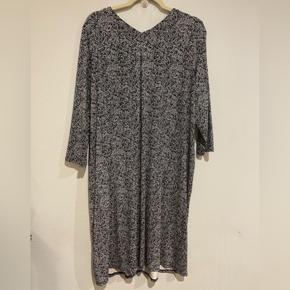 J Jill Wearever Collection Dress in a black/navy graphic print. Size L tall - Picture 5 of 5